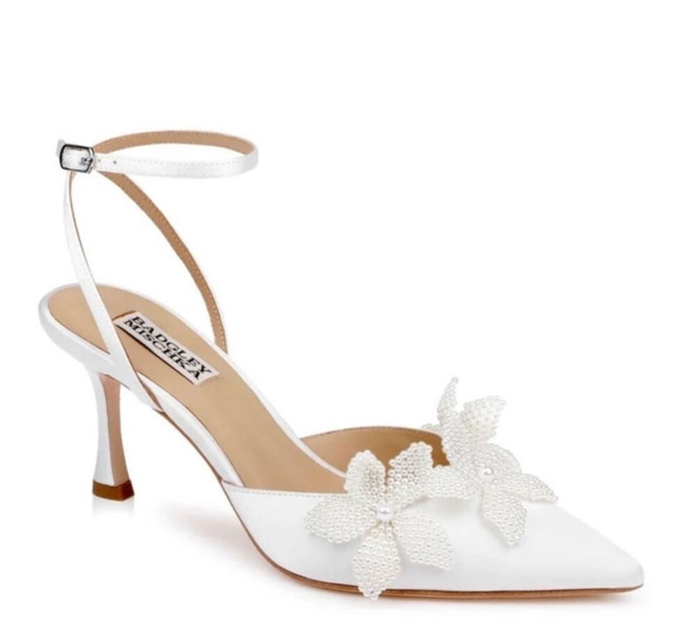 Badgley Mischka Whitman White Pointed Toe Ankle Strap Pump Size 8